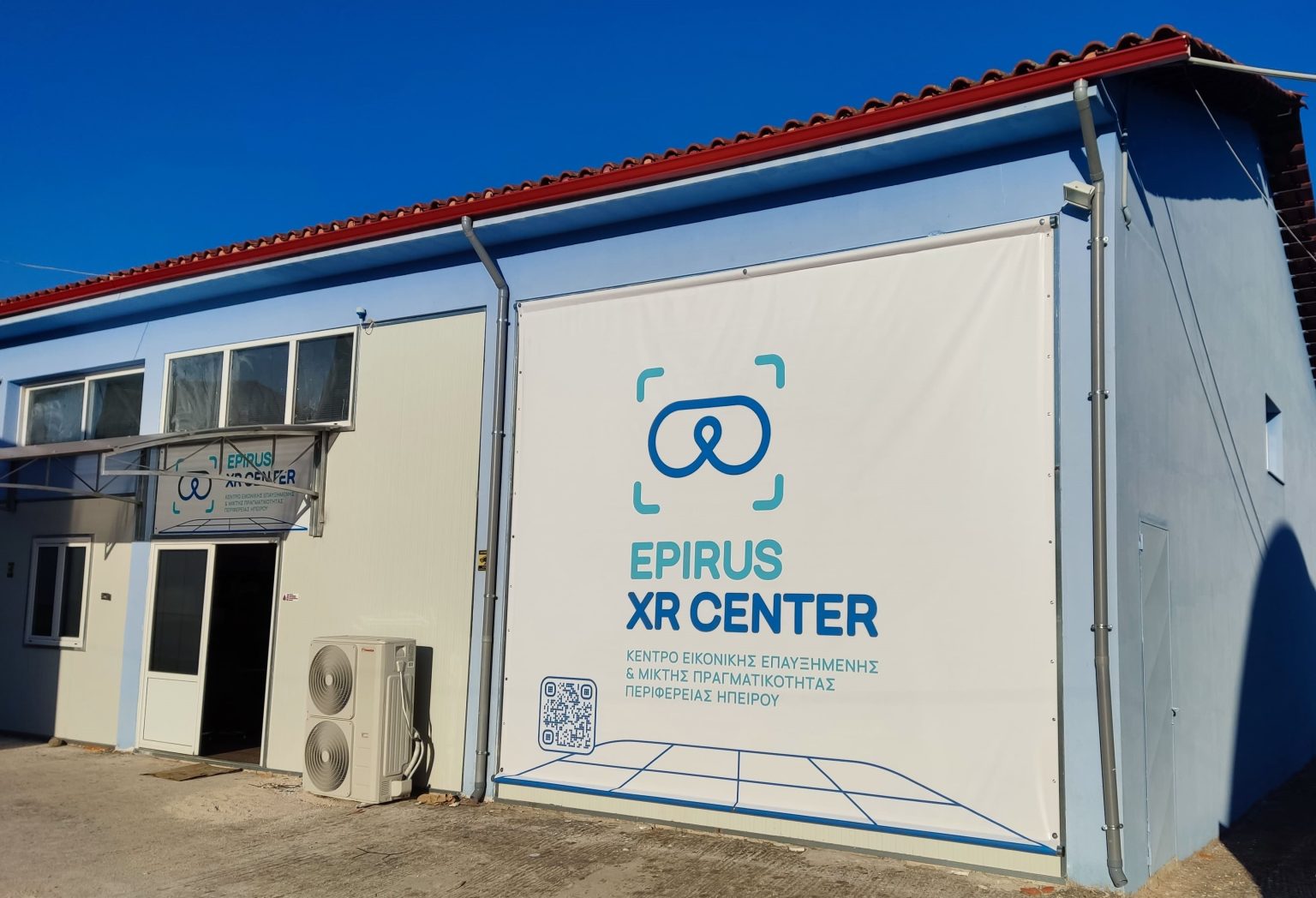 The XRCENTER Λειτουργεί ως ένα ανοικτό διαδραστικό κέντρο. Ο στόχος του είναι να εξοικειώσει το κοινό με νέες τεχνολογίες. Το Κέντρο χαρακτηρίζεται από τη διεπιστημονική του φύση και διεξάγει έρευνα στη Βιοϊατρική Τεχνολογία, Ιατρική Πληροφορική, Επιστήμη Υπολογιστών, Τηλεπικοινωνίες, Ιατρική, Ψυχολογία και Εκπαίδευση. Προσφέρει διαδραστικά μαθήματα, οπτικοποίηση δεδομένων, σεμινάρια και συνέδρια. Επιπλέον, ασχολείται με τη διατήρηση της πολιτιστικής κληρονομιάς, πολιτιστικές εκδηλώσεις προώθησης της τέχνης. Το εργαστήριο προάγει τη συνεργασία μεταξύ τμημάτων και διαφόρων ιδρυμάτων. Αποτελούμενο από πάνω από 50 μέλη του διδακτικού προσωπικού από το Πανεπιστήμιο των Ιωαννίνων, με περισσότερα από 10 άτομα που εργάζονται στο κέντρο, το XRCenter διαδραματίζει έναν κομβικό ρόλο στην επιστημονική και πολιτιστική ζωή της περιοχής, με υποδομές που ως τώρα έλλειπαν από το ίδρυμά μας. mplampla